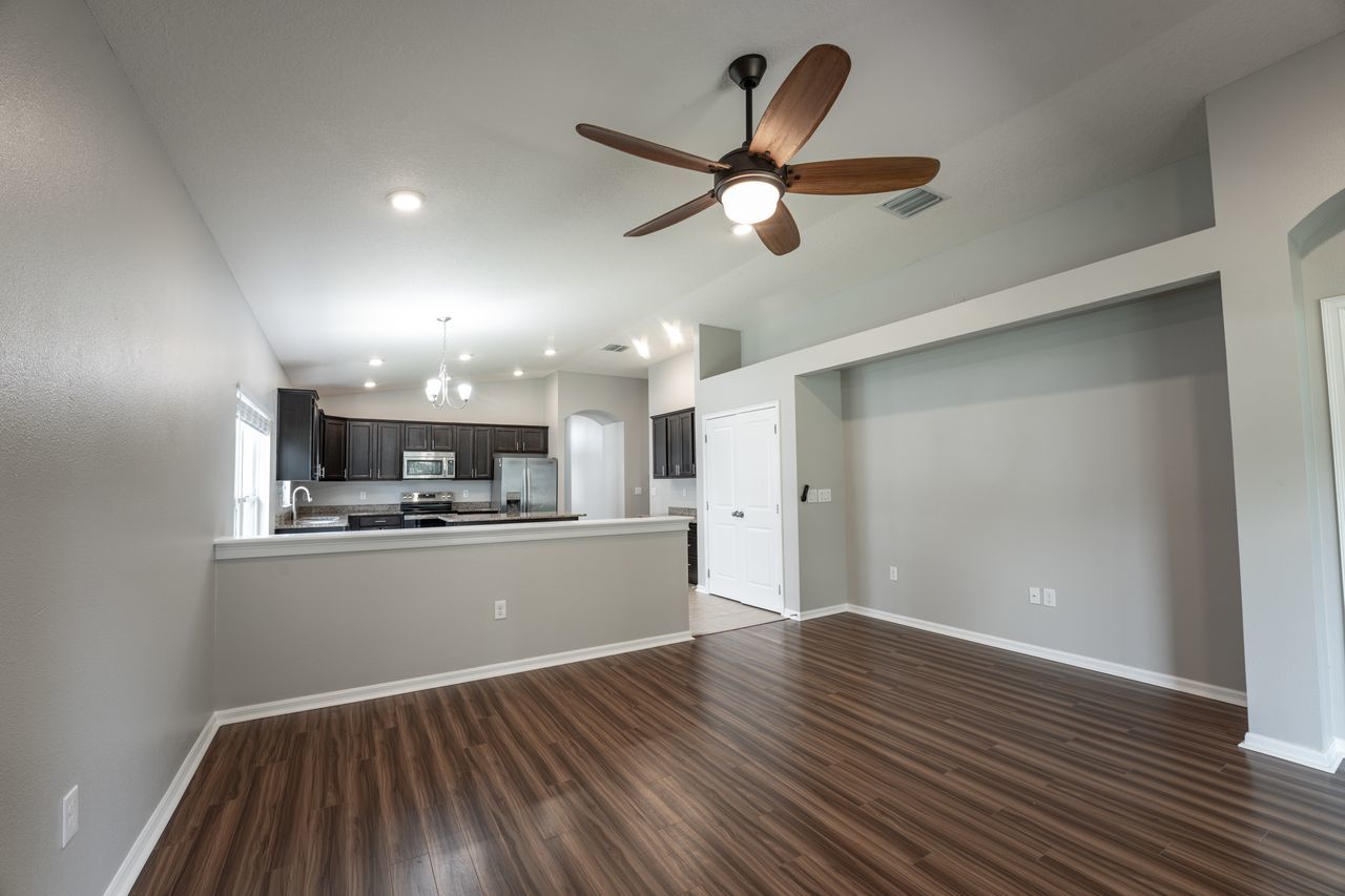 4 Bed, 2 Bath In Oak Creek property image
