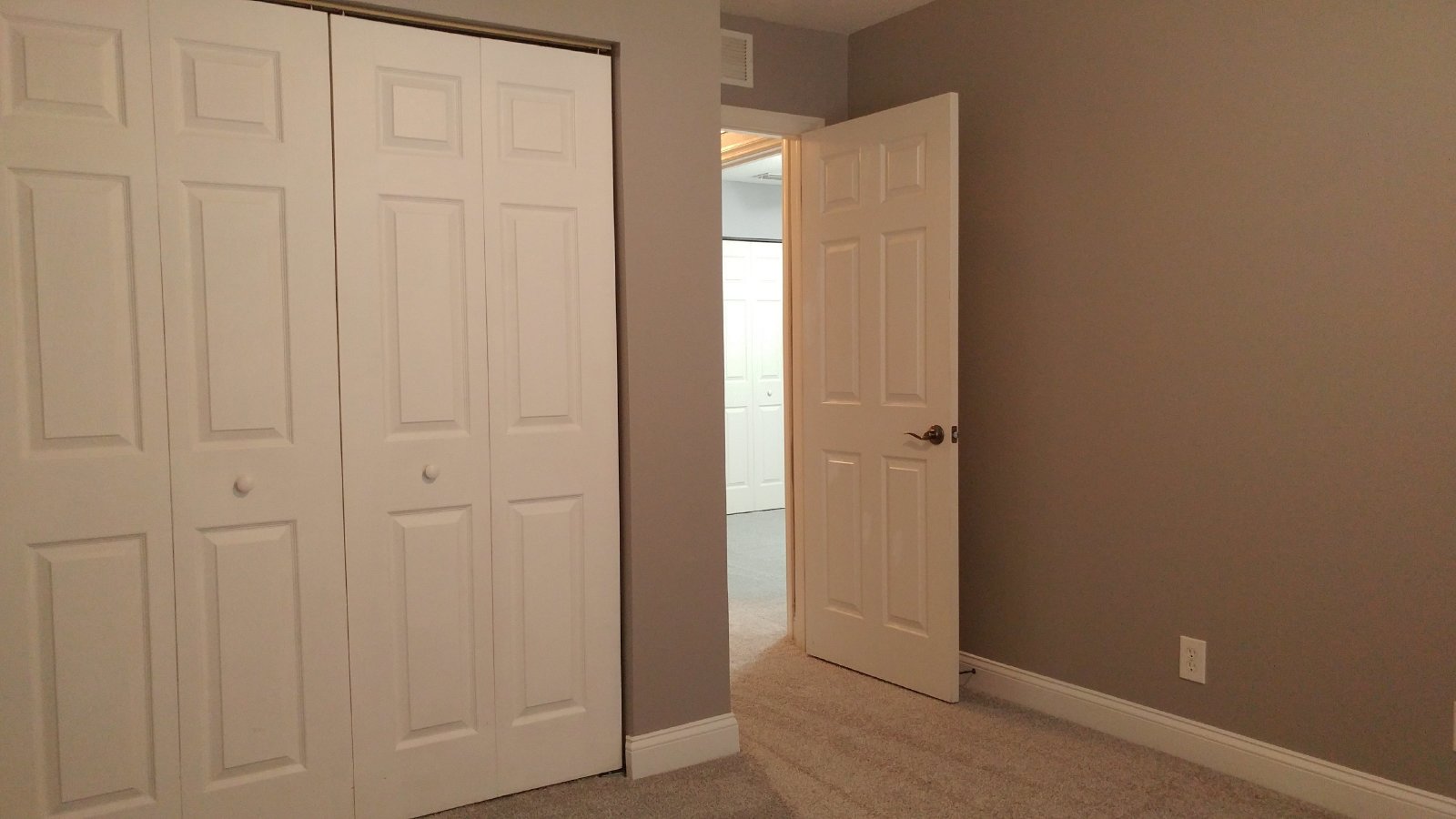 Luxurious Townhome In St. Charles Place - Riverview property image