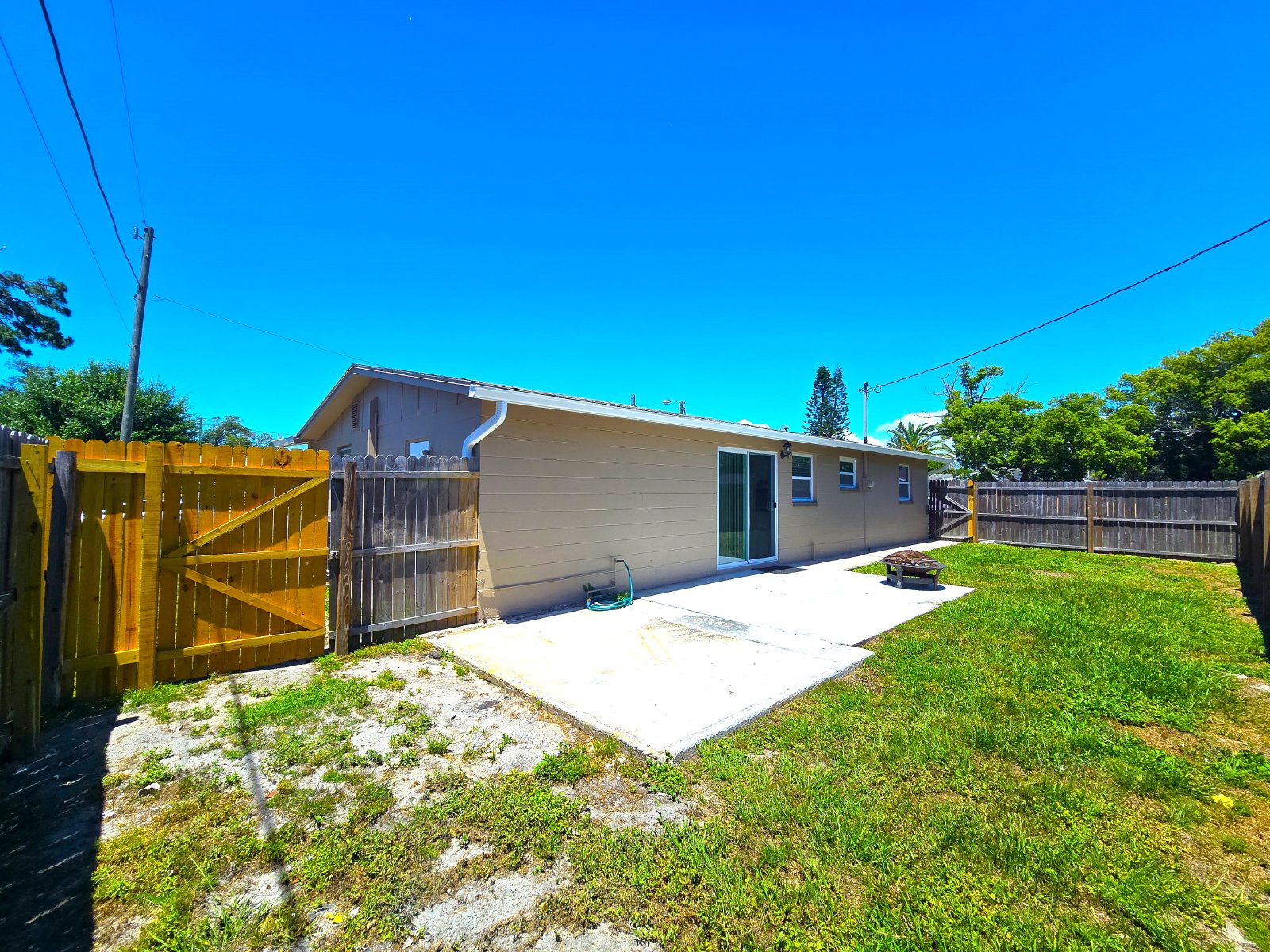 2/2/1 Located in Holiday, FL! Available 5/1! property image